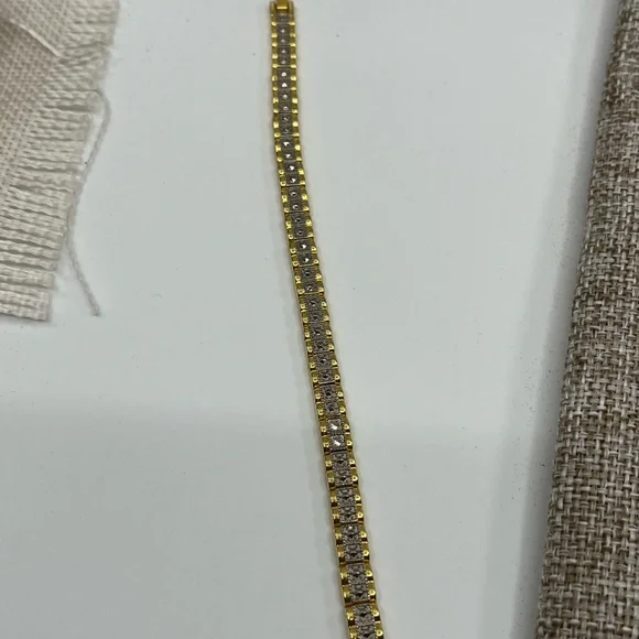 Vintage Gold Tone Bracelet with Intricate Detailing - Picture 12 of 16